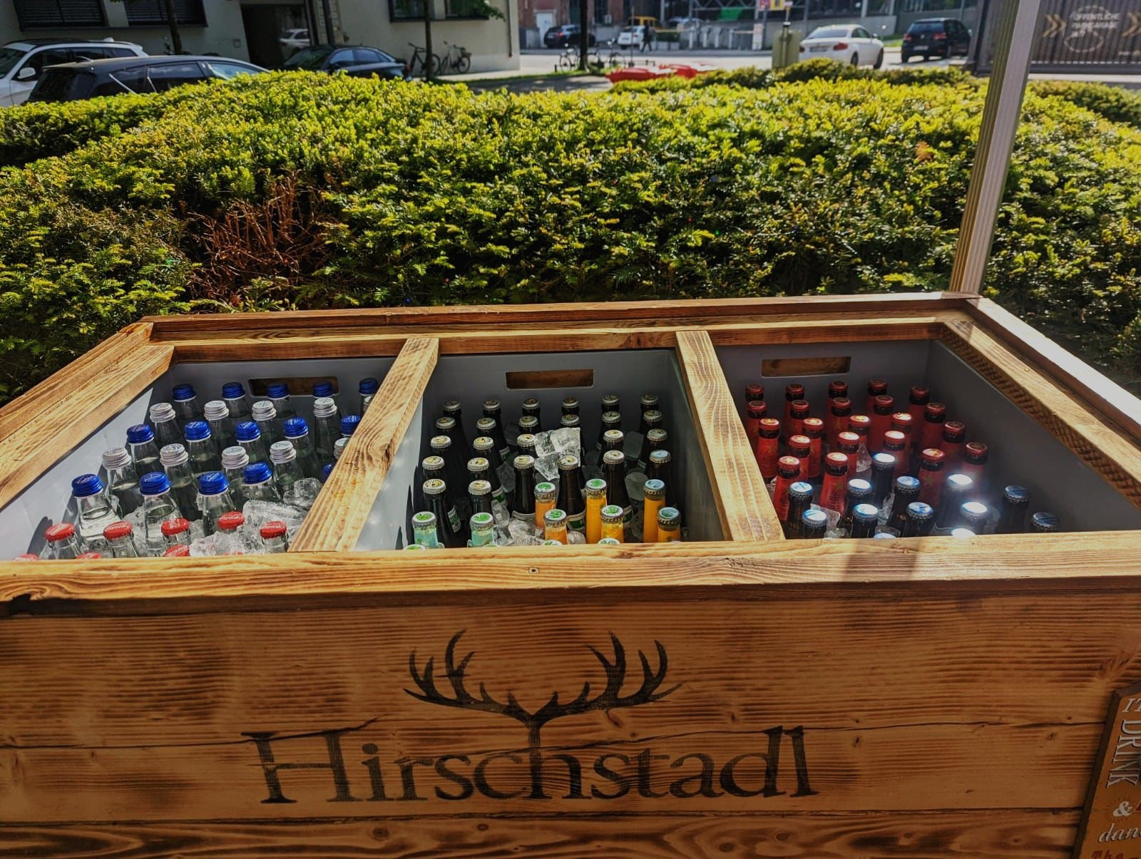 Keep Cool Box mit Hirschstadl-Aufdruck, bis oben mit Flaschen auf Eis belegt